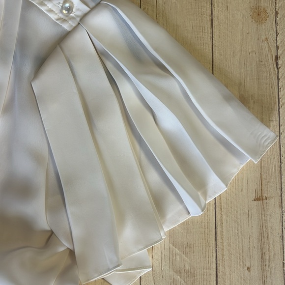 La Blouse 8p. Cream top - Picture 4 of 6